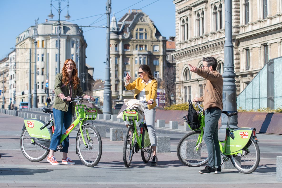 Students on MOL Bubi bikes